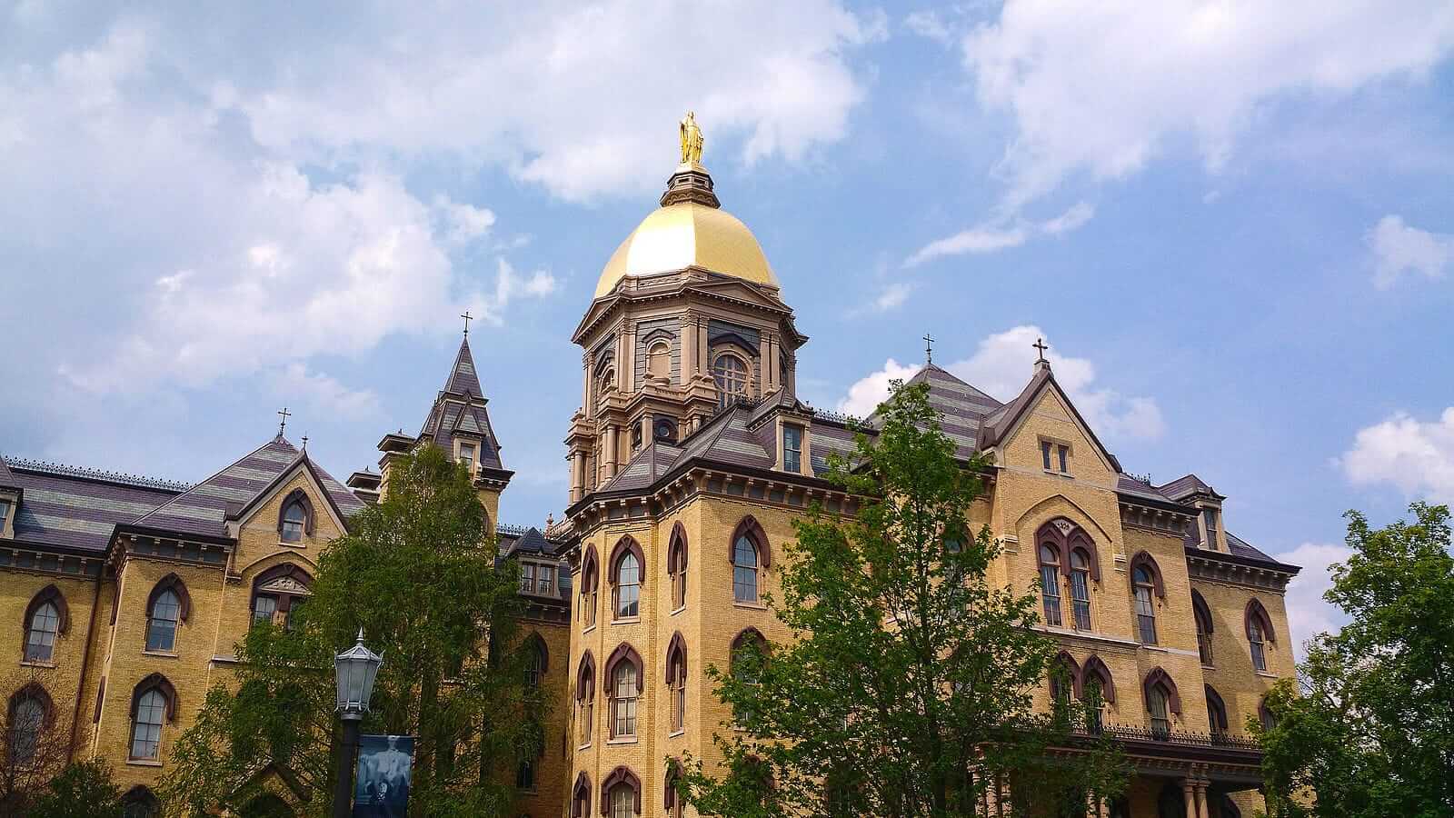 1600px-Main_Building_at_the_University_of_Notre_Dame