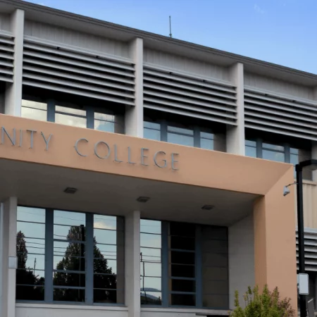 The Pros and Cons of Attending a Community College Before a University